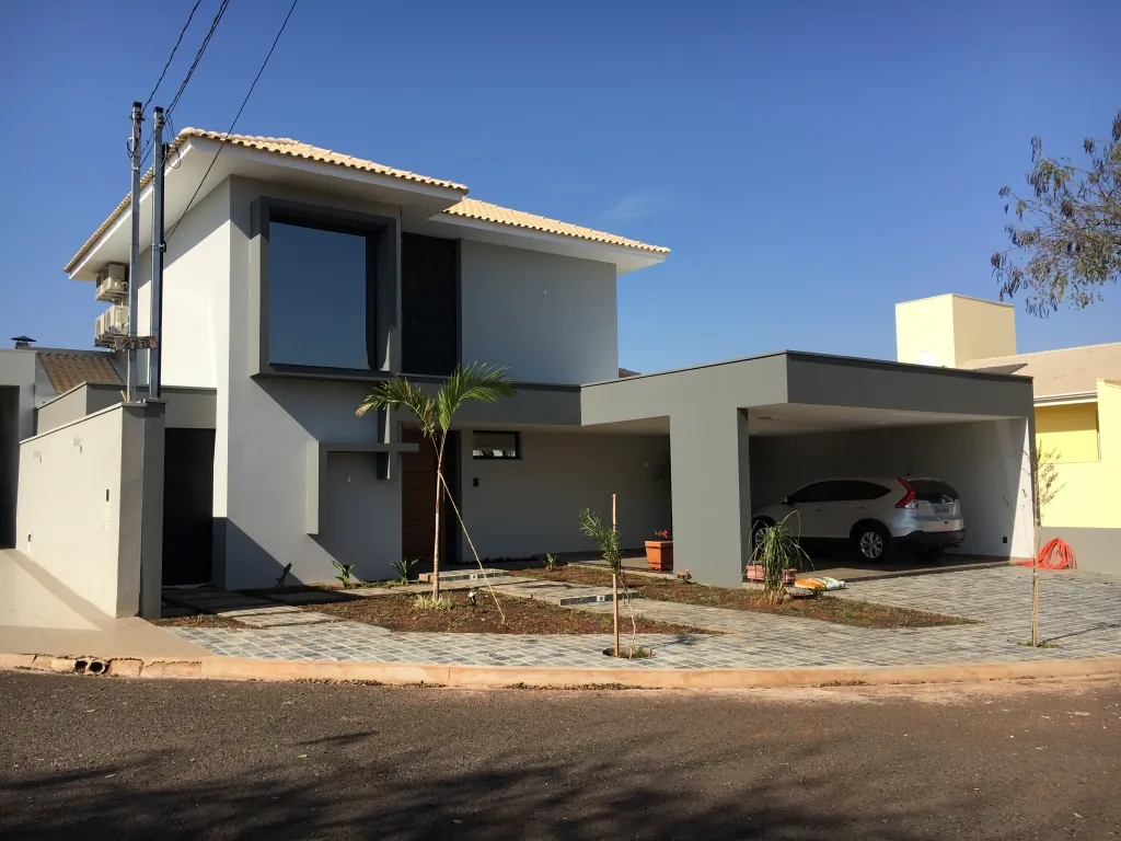 Fachada de residência de alto padrão no Condomínio Vila Real